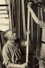 Vladimir Tatlin con gli assistenti al lavoro sul modello della Torre. Nome degli assistenti: D. Dymshits-Tolstaya, I. Meerzon, T. Shapiro; Fotografia dell'Archivio Nikolai Punin di San Pietroburgo, Russia