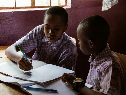 O docente passa toda a responsabilidade técnica e intelectual às escolas superiores de Arte no país, nomeadamente a ECA e o ISARC. “Essas instituições criaram condições para habilitar as pessoas em conhecimentos que ajudam a desenvolver o sector. Não é só o timoneiro que muda as coisas. É todo um conjunto, sobretudo os técnicos”