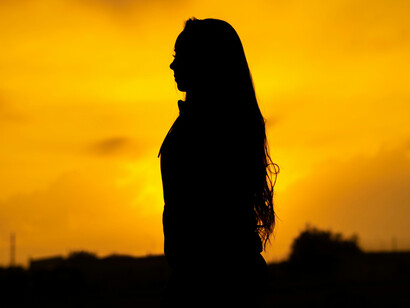 Encore enveloppée de sommeil, elle laisse son regard filer vers l’horizon, cherchant à savoir qui elle est vraiment