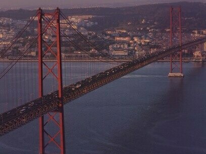 Ponte 25 de Abril em Lisboa, Portugal. Nos últimos anos, Portugal tem sido retratado como um país em crescimento, com um setor turístico próspero, novas startups foram surgindo e uma recuperação económica em curso. Porém, muitas dessas promessas parecem ser ilusórias, uma vez que o crescimento não é refletido de forma equitativa nas condições de vida da população
