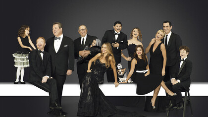 A família Dunphy, em primeiro lugar, é exatamente o jeito que eu imaginaria a minha família. Embora eu não queira ter filhos, eu sinto uma identificação muito forte com a Claire: completamente controladora, que sempre quer estar certa e tem dificuldade de pedir ajuda até para aqueles que a amam. A Claire é uma personagem forte, destemida, que me ensinou que tudo bem eu não ser forte o tempo todo, desde que eu tenha aquela rede de segurança confiável para não me deixar cair