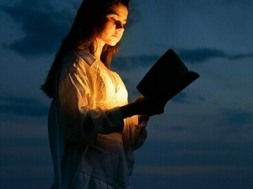 Eram histórias fascinantes sobre a natureza, divindades, relações humanas e outros assuntos relacionados com moral e o respeito pelos mais velhos. Eram histórias que podiam demorar horas ou dias, mas que todos, em comunidade familiar, à volta do contador ou da contadora de histórias, ficamos a ouvir o tempo que fosse necessário, sem tédio e sem cansaço. No final da história, havia sempre uma lição aprendida, uma moral para todos reterem e viverem