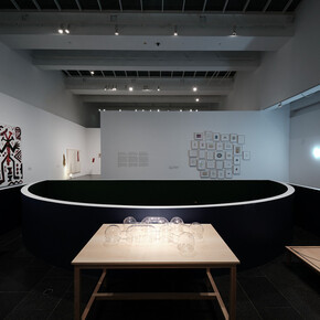 Like a dance of starlings, exhibition view. Courtesy of MACBA