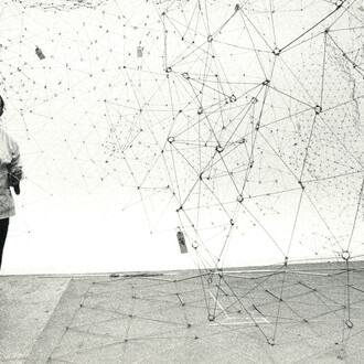 Gego installa Reticulárea 1981 [Reticular 
1981], Sala Gego, Galleria d'Arte Nazionale, Caracas, 1980. Per gentile concessione del Zentrum Paul Klee