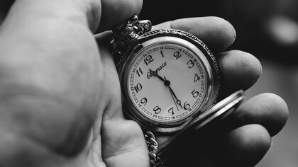 O primeiro ponto levantado é sobre a perda de foco no futuro. Quando os jovens são questionados sobre suas aspirações e carreiras, a maioria parece desinteressada. Isso pode ser uma resposta ao imediatismo que a tecnologia cria: tudo está disponível a um clique de distância, e isso pode gerar a sensação de que o futuro é algo distante ou até irrelevante. A rapidez das mudanças tecnológicas também pode fazer com que os jovens sintam que suas escolhas profissionais se tornam obsoletas muito rapidamente