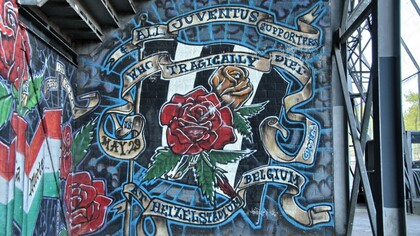 "In memoria dei tifosi morti prima della finale di Coppa Europa Juventus-Liverpool allo stadio Heysel di Bruxelles nel maggio 1985". Questo graffito si trova anche sul fondo della tribuna Aad Mansveld.
Questo stadio sarà demolito alla fine del 2007