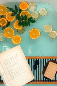 Tomar um banho fresco e relaxante e ler um livro é uma ótima maneira de se cuidar