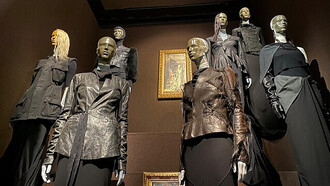 Photographie d'une partie de l'exposition "Rick Owens, Temple of Love", dans la partie "Hollywood and Inspirations",Palais Galiera, Paris, France, 2025