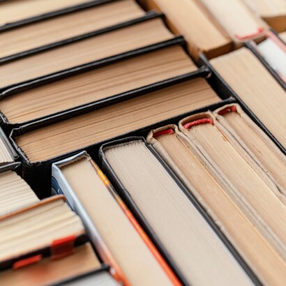 Le intelligenze artificiali generative non seguono regole grammaticali esplicite, ma apprendono pattern statistici che permettono loro di produrre testi coerenti