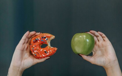 Nos anos 1990 e 2000, o culto à magreza extrema era muito presente por toda a parte. Revistas e passarelas reforçavam a ideia de que ser bonita era ser muito magra, enquanto muito pouco se falava sobre os transtornos alimentares que faziam parte da vida de tantas modelos, como bulimia e anorexia. Era comum que qualquer mudança corporal fosse recebida com críticas e acompanhada de sugestões de dietas que soam até bizarras hoje como dieta da sopa, do shake, dos pontos… O que parecia uma solução rápida escondia um problema maior: a normalização de uma relação de sofrimento com a comida e com o próprio corpo