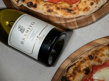 Ogni fetta di pizza è un viaggio nella storia italiana — un gesto antico, semplice, che unisce le persone attorno a un profumo familiare. Ph Luigi Boccardo