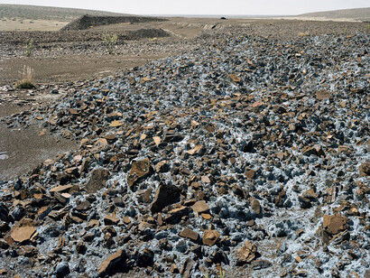 David Goldblatt, Blue asbestos fibres, Owendale mine, Northern Cape, 26 October 2002, 2002. Courtesy of Fotomuseum Winterthur
