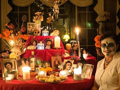 Altar em comemoração ao "Dia de los Muertos", no México. O filme estreou em primeiro lugar no México, justamente nos dias em que o "Dia de los Muertos* estava sendo celebrado. Somente pouco menos de um mês depois o filme estreou nos Estados Unidos
