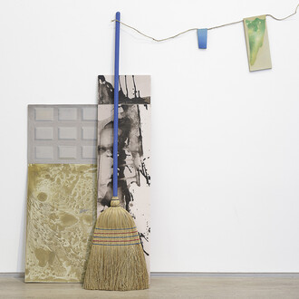 Carlos Kusnir, Sans titre -Acrylique sur bois, balais, ficelle, 2014 © Courtesy galeie Eric Dupont