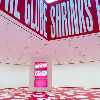 Barbara Kruger, Another day. Another night, vista de exhibición. Cortesía del Museo Guggenheim Bilbao