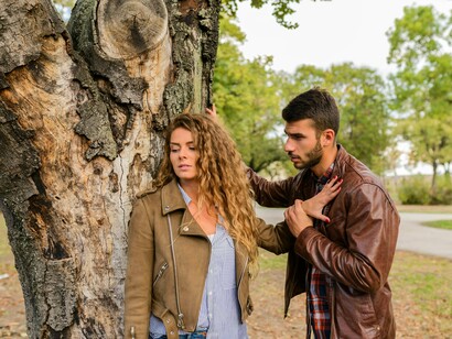 Fiquei observando silenciosamente o grupo ao lado, percebi que a discussão já não era sobre ideias, falava mais sobre quem sustentava melhor o personagem da sabedoria. Patético isso! “Aff”