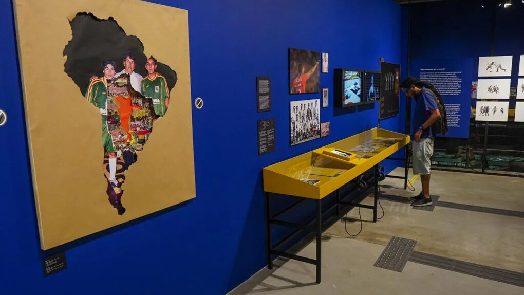 ¡Cancha brava! Futebol sudamericano en disputa, vista da exposição. Cortesia do Museu do Futebol