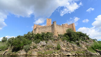 E visitemos uma cidade-estrela (como Almeida) ou uma constelada (como Lisboa, com Bairro, Largo, Jardim e Basílica assim designados, anunciando Belém/Restelo), fazendo dela a nossa nova Belém e mergulhando nesse imaginário de outroragora em que Natal “é quando um homem quiser” (Ary dos Santos)