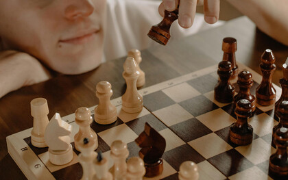 Sur l’échiquier du monde, chacun avance son pion sans toujours comprendre la partie : entre stratégie et illusion, l’ordre social rejoue le même scénario sous d’autres figures