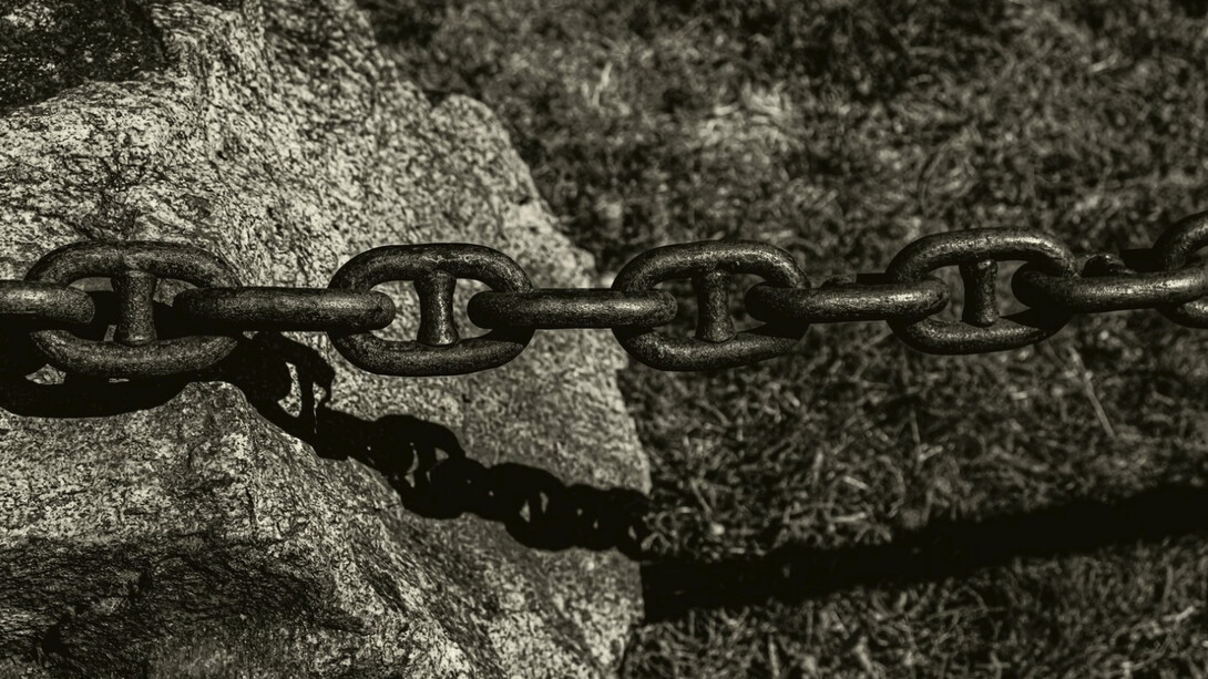 Imágenes que provocan rechazo, indignación, impotencia... hasta que aparece un justiciero que en breves segundos, gracias a su fotogénica musculatura, a su pistola, o a su dominio de las artes marciales 