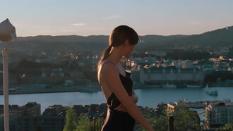 In The Worst Person in the World (2021), Joachim Trier tells the story of a young woman caught between love, work, and self-doubt, gradually coming to terms with her evolving identity