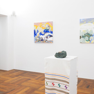 Victoria Stoian, Cel mai iubit dintre pămȃnteni (Il più amato tra i terrestri), veduta della mostra. Cortesia della Simóndi Gallery