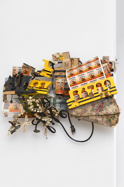 Uri Aran, Untitled (I love you), exhibition view. Courtesy of Museo Madre