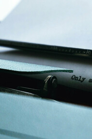 Machine à écrire avec feuille indiquant que seul un écrivain sait