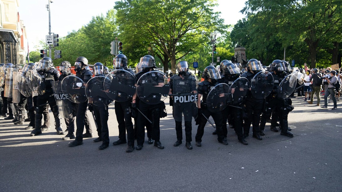 Quando la polizia caricava senza pietà studenti inermi, era lo Stato stesso a colpirsi, nel cuore della sua democrazia