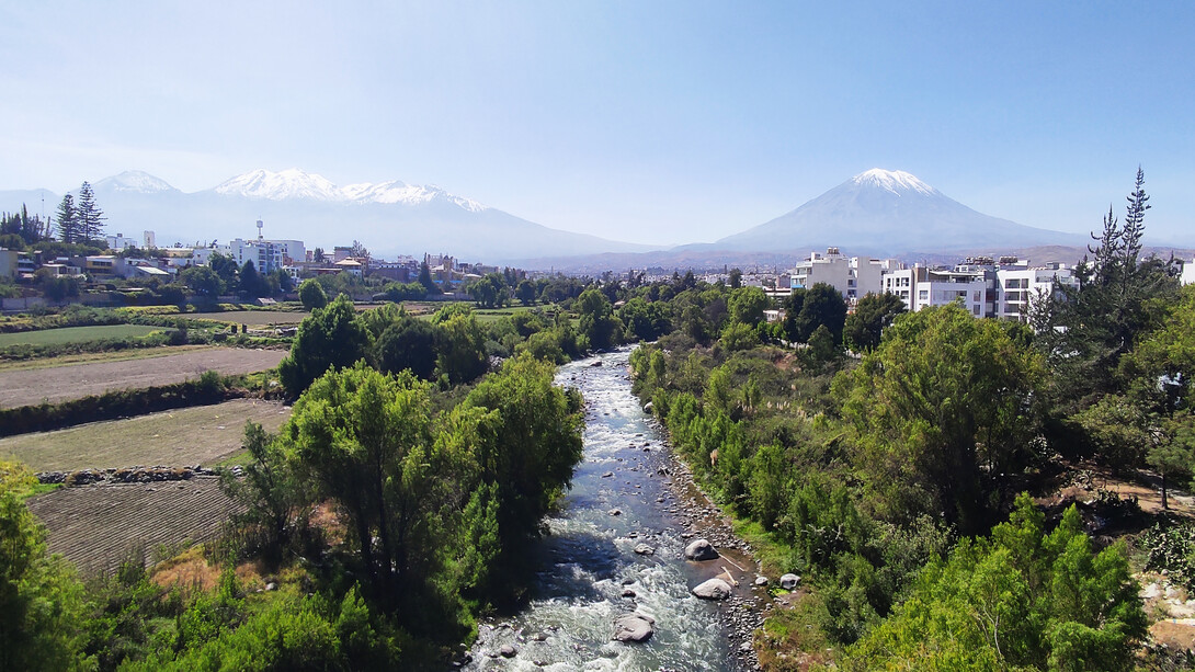 Río Chili visto desde el Puente de Fierro, Arequipa, Perú. Los microplásticos, invisibles pero omnipresentes, se han instalado en los ecosistemas de Arequipa, afectando ríos, aves y, por extensión, la salud humana, ante la inacción estatal