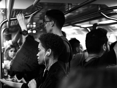 Pessoas comuns em ônibus lotado. Sempre pensei o quanto eu seria alguém importante, que teria uma carreira, que seria uma grande engenheira ou uma gerente de multinacional, que faria a diferença no mundo, mas fui obrigada a desistir da minha profissão antes mesmo que ela começasse
