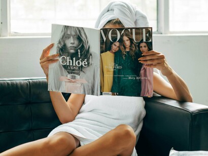 Essa frase sintetiza um dos pontos centrais da Análise do Discurso: o discurso pode tanto manter as estruturas de dominação como também criar fissuras nelas. Isso depende da posição ideológica do sujeito, do contexto de enunciação e da forma como os sentidos são articulados