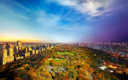 Central Park em fotografia da série Day to Night, de Stephen Wilkes. Contemplar as imagens de Stephen Wilkes é, de certo modo, um exercício de reconciliação com o tempo. Ele nos convida a desacelerar, a perceber o que escapa ao olhar cotidiano e, principalmente, a celebrar a beleza do transitório. Em tempos tão acelerados, onde tudo se apaga rapidamente na tela do celular, sua fotografia parece um convite para nos demorarmos, para escutarmos as cidades, para reinventarmos nosso jeito de ver