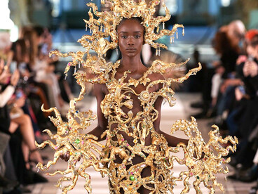 Schiaparelli’s jewellery delivered the wow factor for Spring/Summer 2022, as Daniel Roseberry drew inspiration from cabochons, vintage pieces, and rhinestones