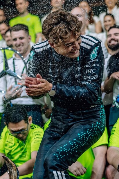 La vittoria assume un significato personale per Russell, che in questo stesso circuito aveva vissuto un ritiro doloroso in passato e ora conquista la redenzione con una prestazione impeccabile