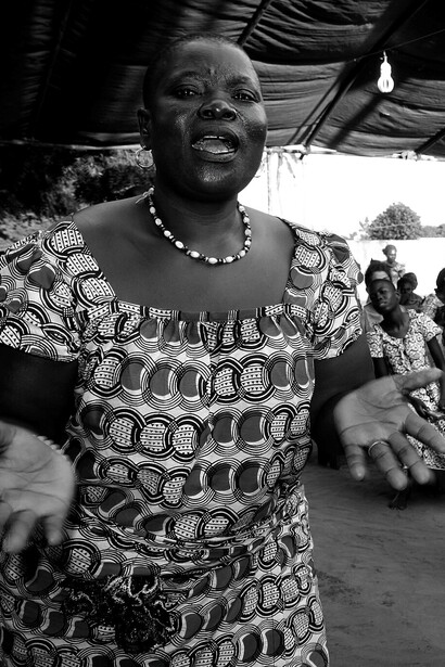 Donne adepte danzano il ritmo blekete, tipico delle cerimonie Gorovodun, in un santuario vodun nel quartiere di Klikame, Lomé, Togo. Il Voodoo insegna il rispetto per gli antenati, l’equilibrio con la natura e la connessione tra visibile e invisibile