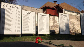 "El olvido está lleno de memoria". Nombres de detenidos desaparecidos y ejecutados políticos víctimas del terrorismo de Estado durante la dictadura de Pinochet- En primer plano, un clavel que representa la incansable búsqueda de sus familiares
29 August 2015, Villa Grimaldi, Santiago, Chile
