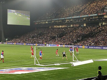 L'intensité du jeu : une équipe en plein engagement, où chaque seconde compte. Ces moments capturés sur le terrain deviennent des images gravées dans le cœur des passionnés de football