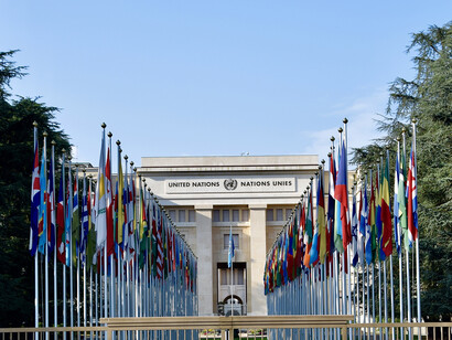 ¿Y la democracia? ¿Y el derecho, la Constitución y las leyes? Como dice Horacio, "a tan insignes cadáveres se les acompaña sólo hasta la puerta del cementerio"... Edificio de la ONU en Ginebra, Suiza