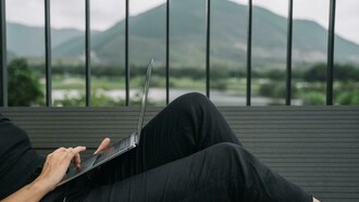 No papel, o teletrabalho parecia a solução perfeita para inverter o despovoamento: um programador em Penamacor, uma arquiteta em Trás-os-Montes ou um gestor na Beira Baixa, todos a trabalhar com equipas espalhadas por todo o mundo. A distância deixou de ser uma barreira