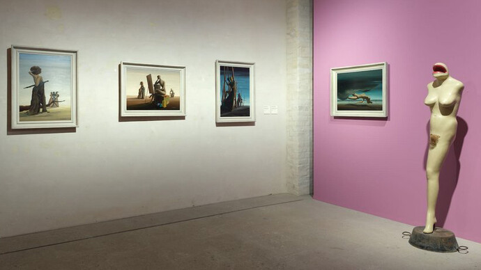 Verschiedene künstler, Strange! Ausstellungsansicht. Mit freundlicher genehmigung der Sammlung Scharf-Gerstenberg