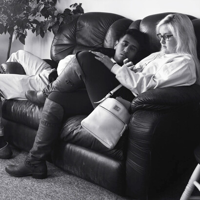 Eric Pickersgill Studio, fotografía de la serie Removed. Para la tomar la imagen, se pide a los participantes que mantengan la mirada y la postura mientras se les quita el dispositivo