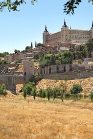 Vista del Alcázar de Toledo y el Puente de Alcántara