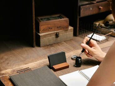 Contar histórias, conversar, ouvir. Tudo aquilo que faz parte do universo da comunicação me interessa, me deixa inquieta e curiosa. Eu sempre quero saber mais. Entender mais sobre as pessoas, suas histórias, seus gostos, o que as inspira e as ajuda a seguir em frente