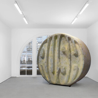 Various artists, Condo London: hosting sans titre, Paris, exhibition view. Courtesy of Sadie Coles HQ