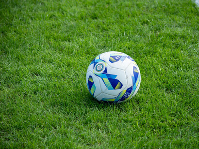 Sur la pelouse de Montjuic, le ballon attend le coup d’envoi. Entre tradition et modernité, le football catalan poursuit sa route, loin du Camp Nou, mais toujours fidèle à son héritage