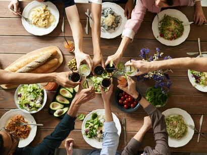 Grupo de amigos em restaurante. Isso tudo me faz pensar também em outra questão que a cada dia incomoda mais: os exageros nos vídeos de criadores de conteúdo que dão dicas gastronômicas. Todos parecem mostrar mais da mesma coisa, ao mesmo tempo que - segundo as narrações dos vídeos - aquela comida é a melhor. Mesas super fartas de rodízios de todos os tipos, queijo processado derretido escorrendo por uma fonte, hambúrgueres de muitos andares, quantidades absurdas de caldas de chocolate, sushi de todos os tipos imagináveis

