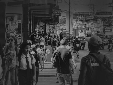 Propositadamente, o sujeito poético serve-se de uma palavra cujo significado remonta ao Cristianismo (quando Jesus multiplicou o pão para os seus servos) e, como bem sabemos, até aos dias de hoje, esta palavra significa mais do que a mistura de trigo, sal, água e fermento 
