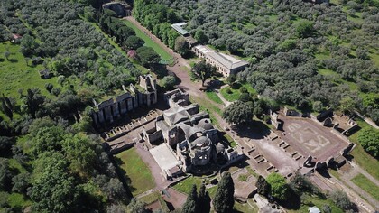 Veduta aerea di Villa Adriana con le Grandi Terme e il Pecile. Tivoli, Italia