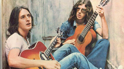 Sui Generis marcó un antes y un después en la evolución del rock argentino, al combinar una sensibilidad poética con una expresión juvenil que transformó para siempre la identidad del género en el país